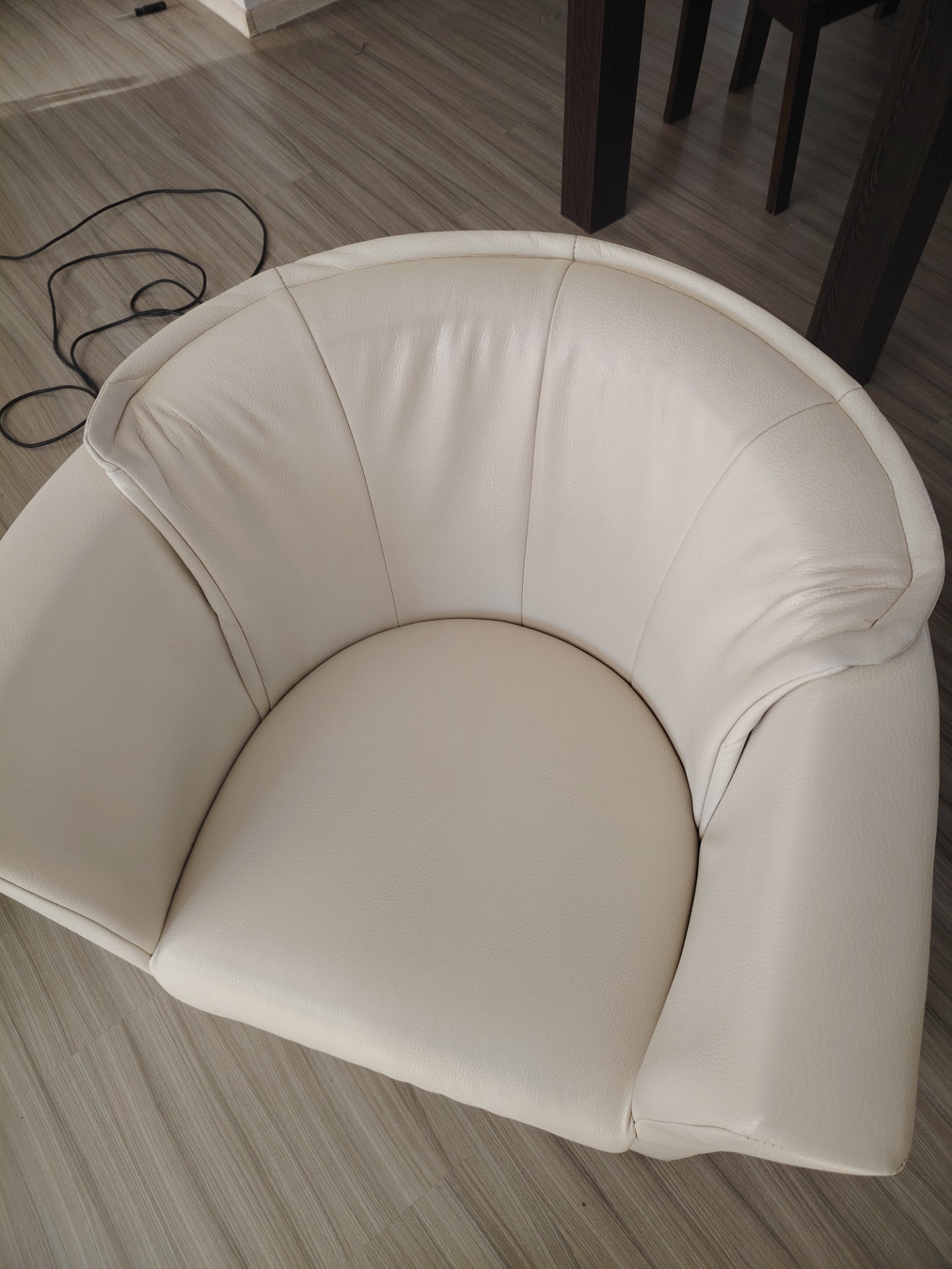 Hĺbkové čistenie koženého kresla